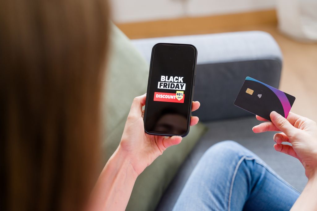 Una chica comprando en el Black Friday 