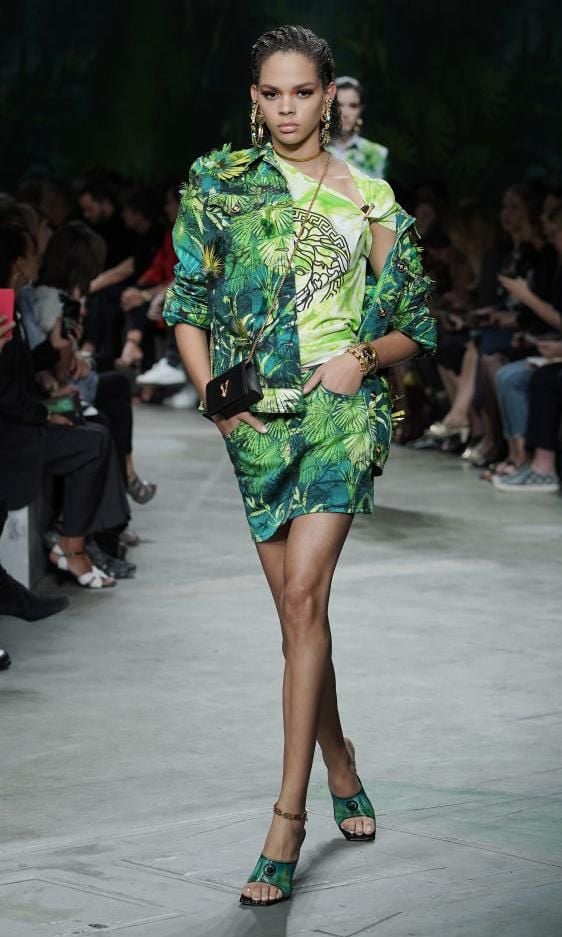 los estampados tropicales se caracterizan por tener mucho verde