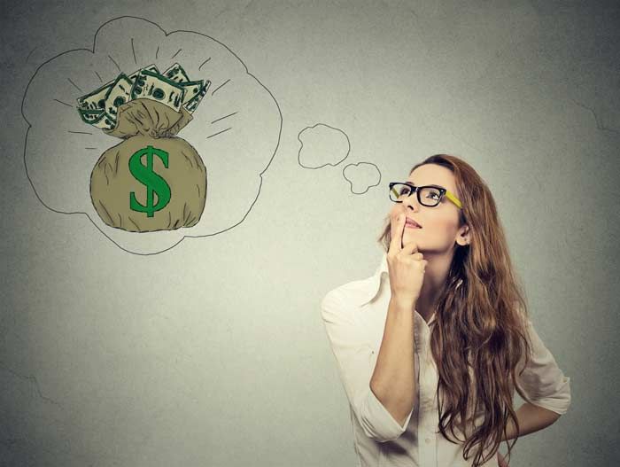 mujer pensando en dinero