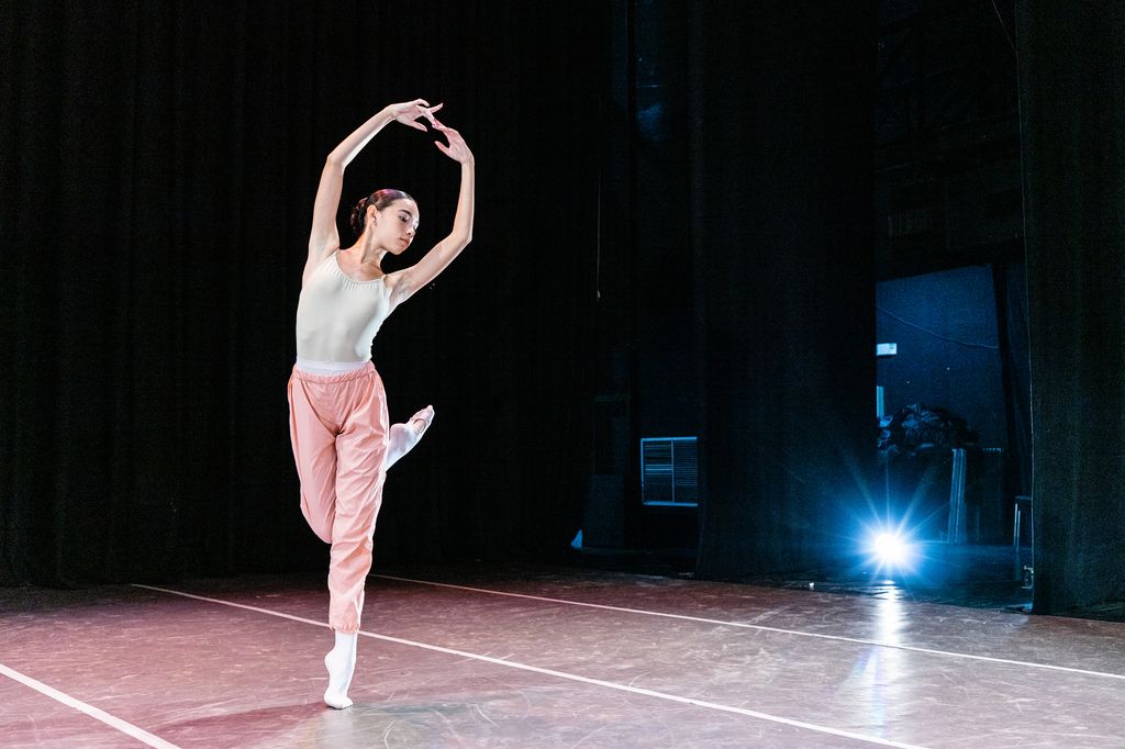 bailarina joven en un escenario