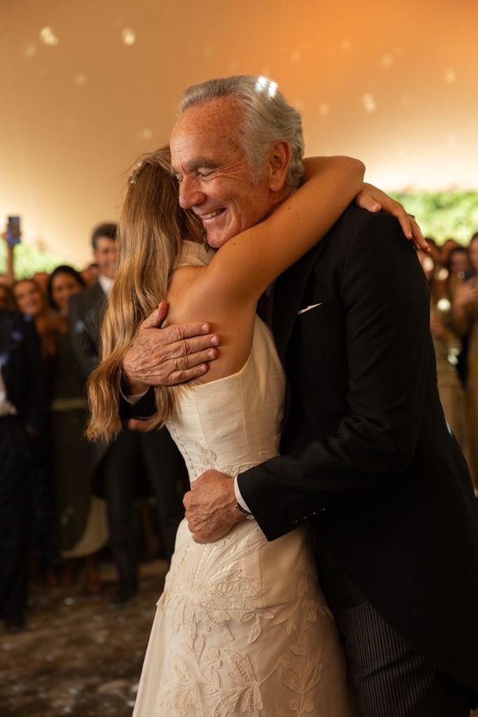 El cariñoso abrazo de la novia y su padre durante el baile