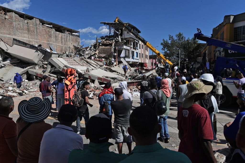 Un terremoto de magnitud 7,4 sacudió Colombia el 10 de agosto de 2026, causando la muerte de al menos 111 personas, daños en más de 1.500 edificios y dejando a un número indeterminado de personas atrapadas bajo los escombros