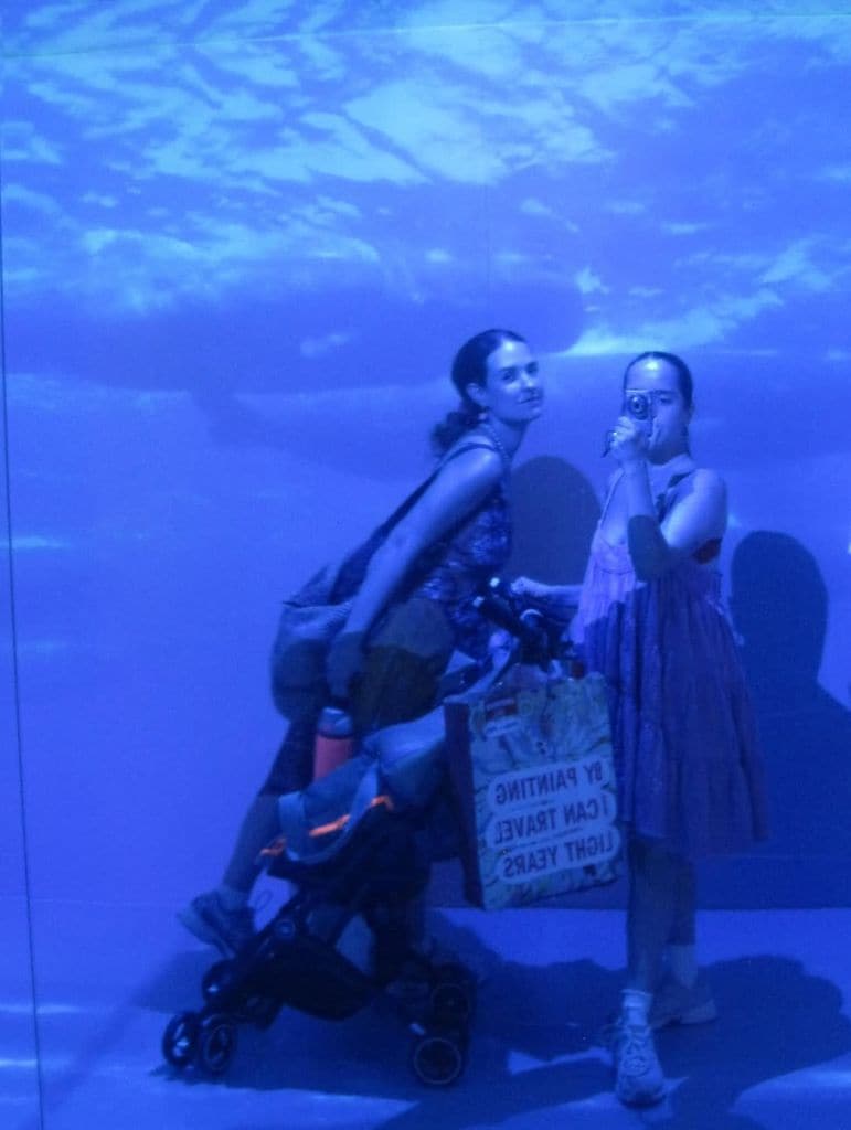 Evaluna y su mamá, Marlene, en un acuario 