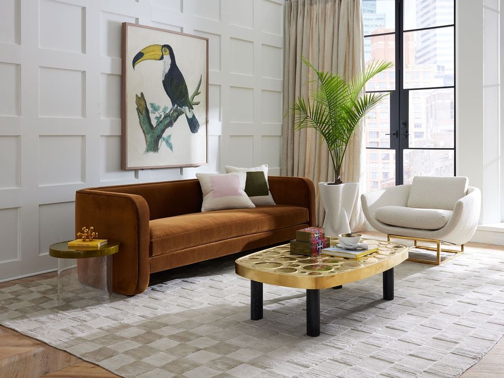 Pared del salón decorada con el cuadro de un tucán