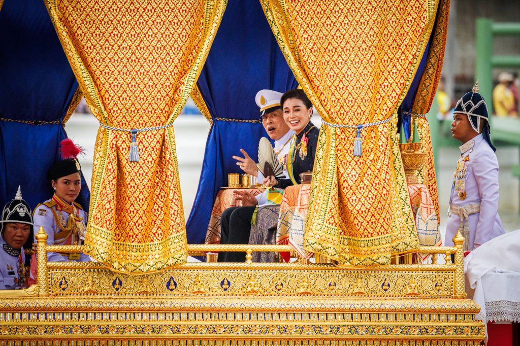 La reina Suthida de Tailandia con el rey Rama X de Tailandia