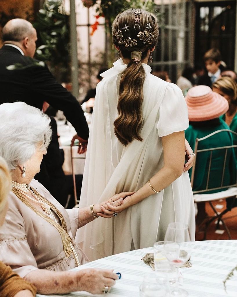 Segundo vestido de novia de Victoria, de Flor Fuertes y bordados de Luneville, con peinado con detalles de Suma Cruz