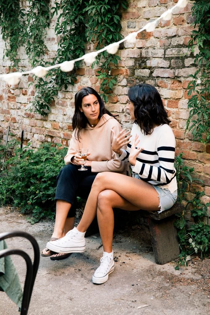 Amigas hablando