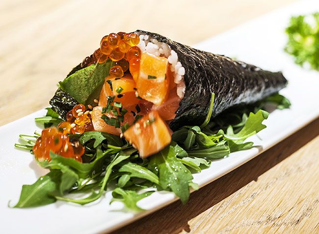Tatakis, sashimis, nigiris, temakis (como el que vemos en la imagen)... en la carta de 'Zuka' reinan las delicias 'japo'. 
