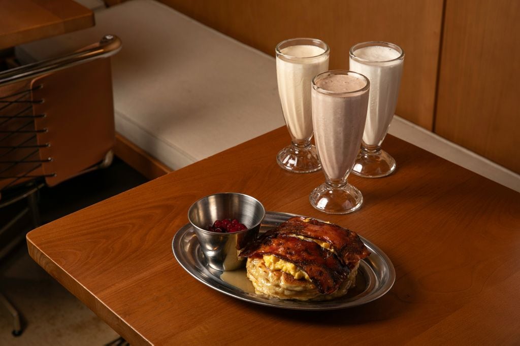 Batidos, sabor vainilla, crema de cacahuete o Nutella con tortitas y huevos revueltos y beicon de Kricky Pelton