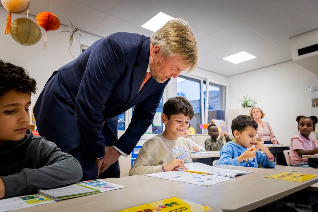El rey Guillermo de Países Bajos, en una clase con niños en el centro de asilo de Leersum 