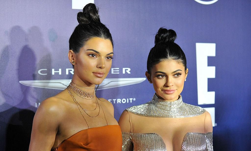 kendall jenner con maquillaje bronceado y kylie jenner con pesta as voluminosas ambas con top knots