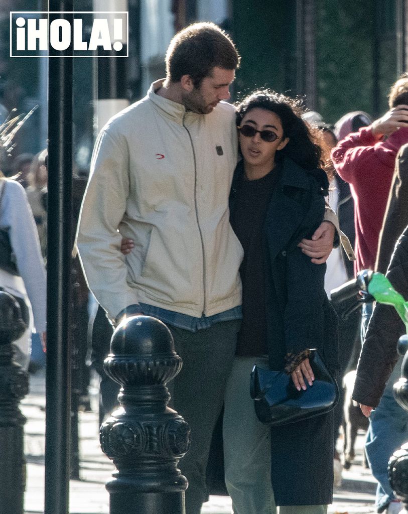 Juan Urdangarin abrazando a su novia, Sophia Khan
