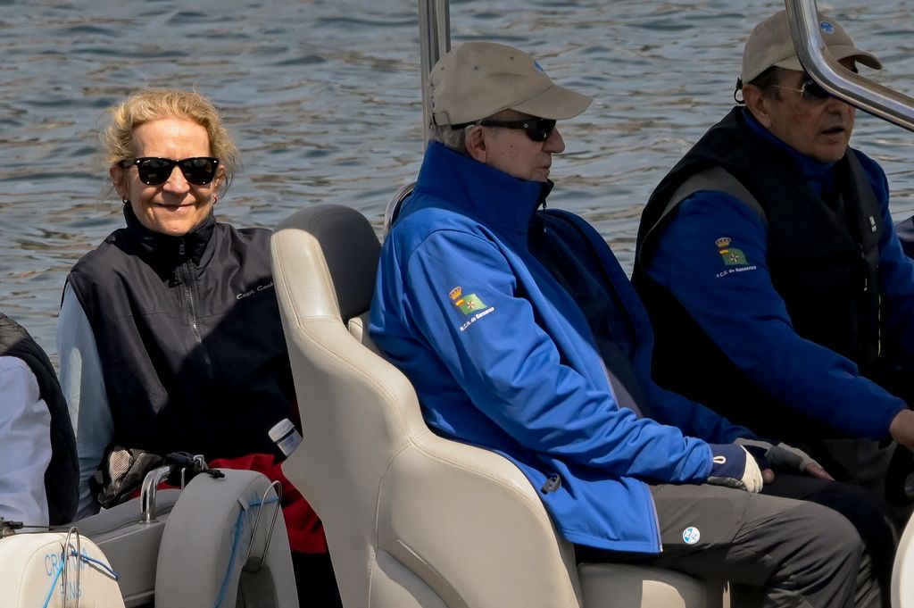 El rey Juan Carlos con la infanta Elena en las regatas de Sanxenxo este sábado