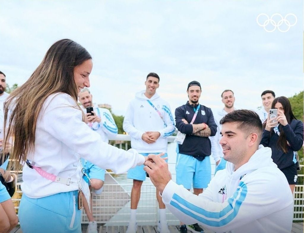 Pablo Simonet y Pilar Campoy se comprometieron en París 2024.