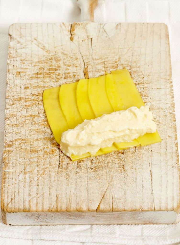 Haciendo canelones de mango. 