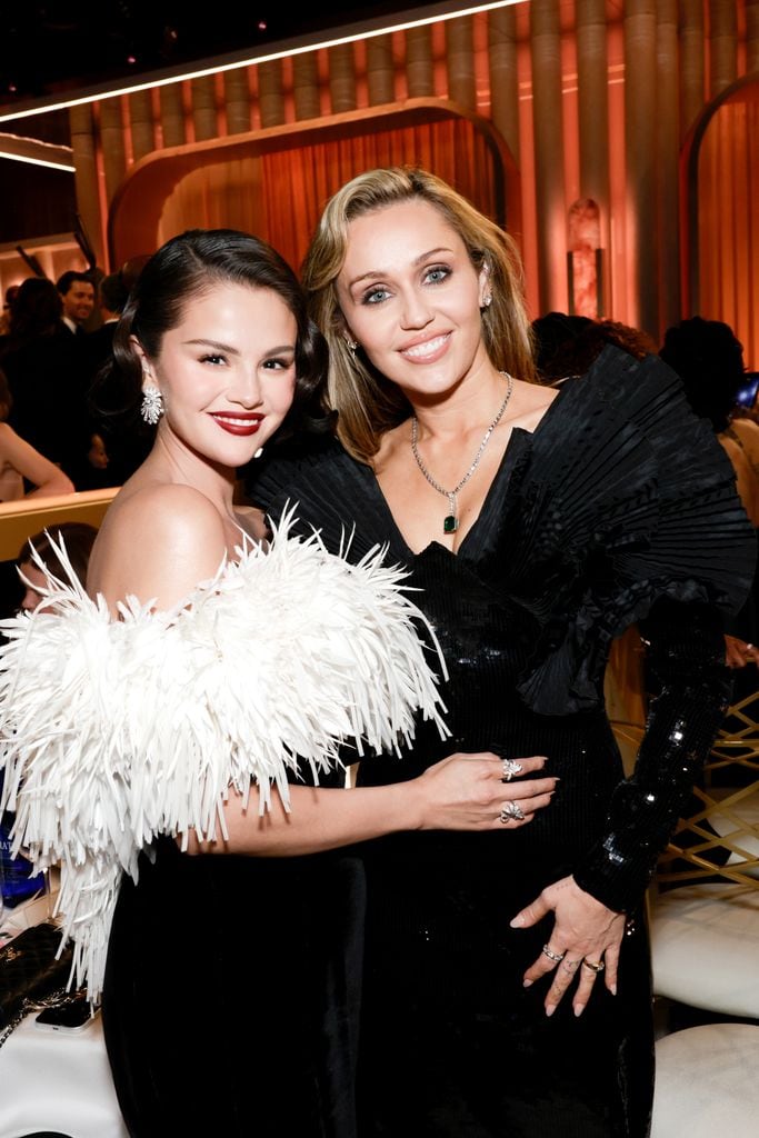 Selena Gomez y Miley Cyrus juntas en los Golden Globes 2026