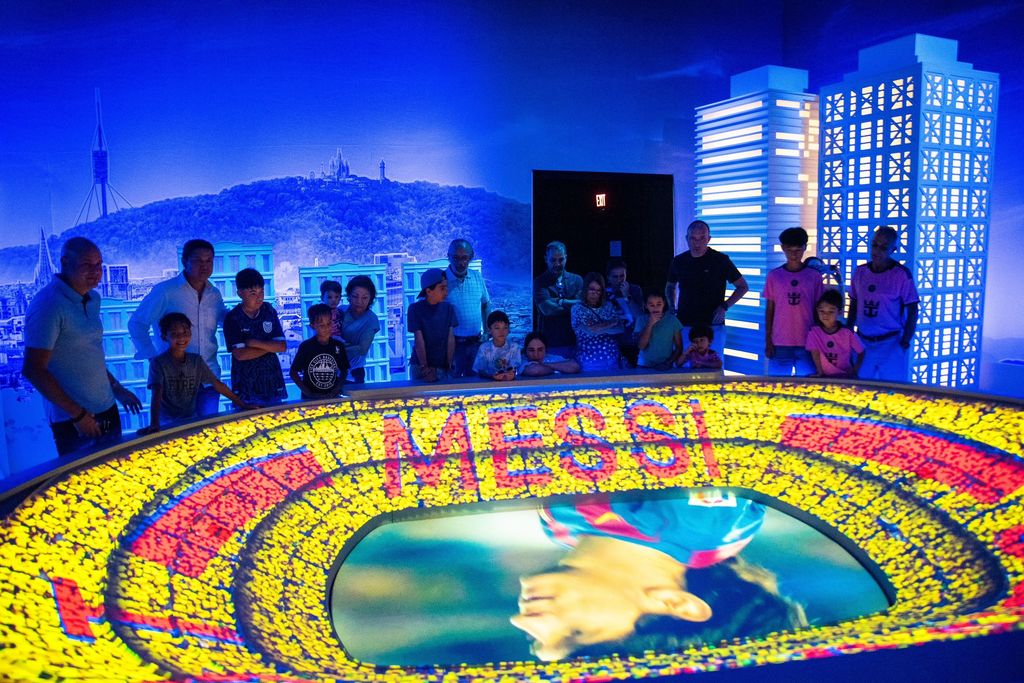 La exhibición inmersiva ofrece un recorrido por la vida y carrera de Leo Messi.