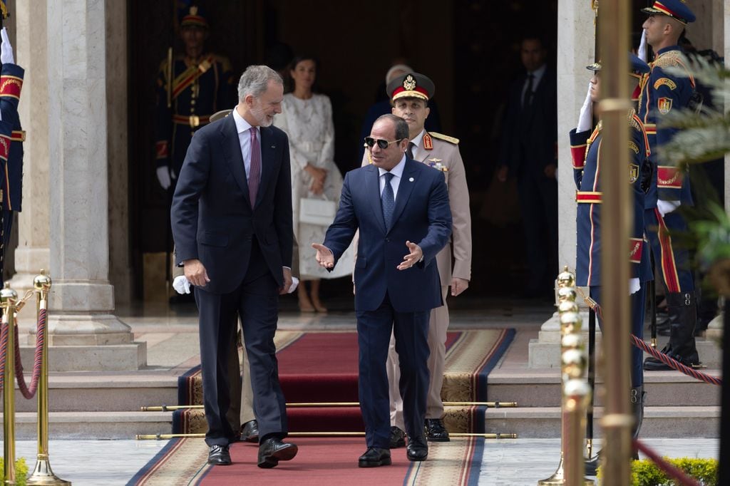 Los Reyes han participado en la ofrenda floral ante el Monumento al Soldado Desconocido y la tumba del presidente Sadat en El Cairo