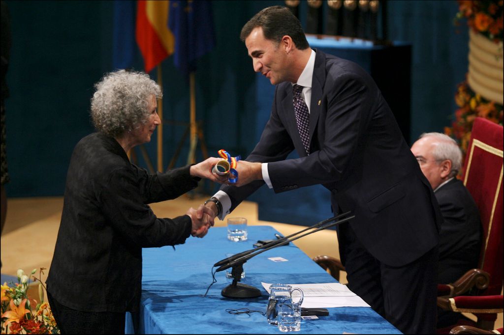 Don Felipe entrega a Margaret Atwood el Premio Príncipe de Asturias de las Letras 2008 en Oviedo