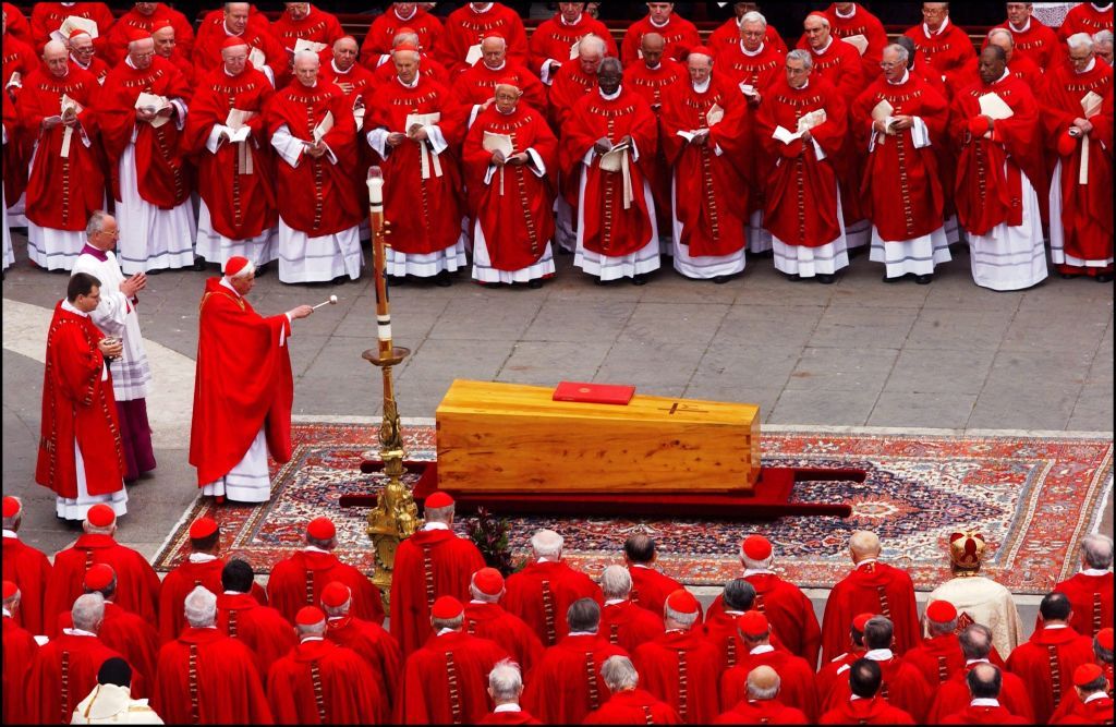 El cardenal Ratzinger durante la homilía del Papa Juan Pablo II
