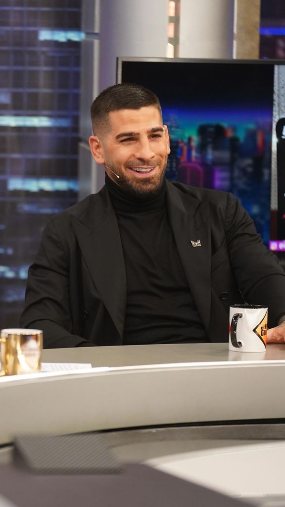 Plano medio de Ilia Topuria en El Hormiguero