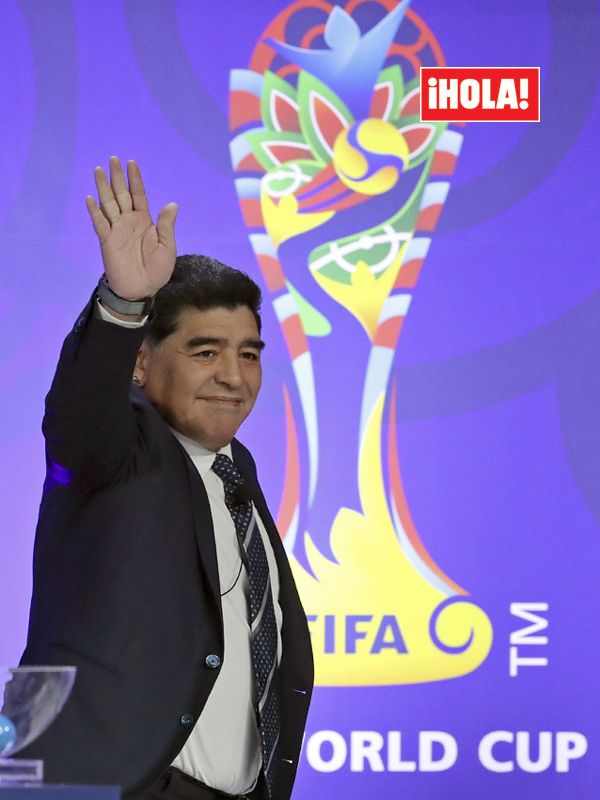 Maradona durante un sorteo de la FIFA