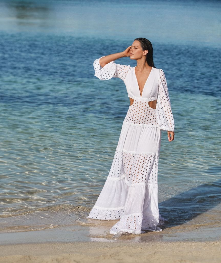 Isabelle Junot en un reportaje de ¡HOLA! en Ibiza con moda Adlib