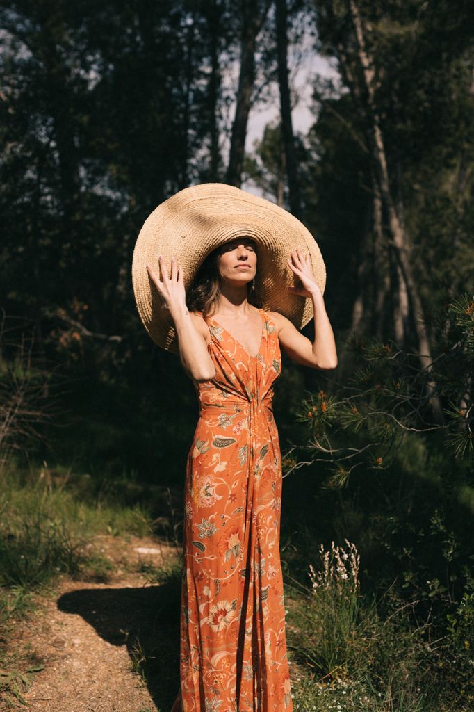 Invitada con look de Volanda