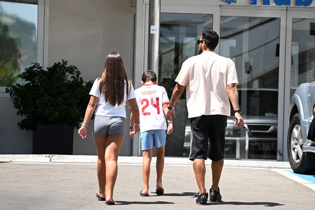 Ezequiel Garay junto a sus hijos a su llegada a la Ruber Internacional