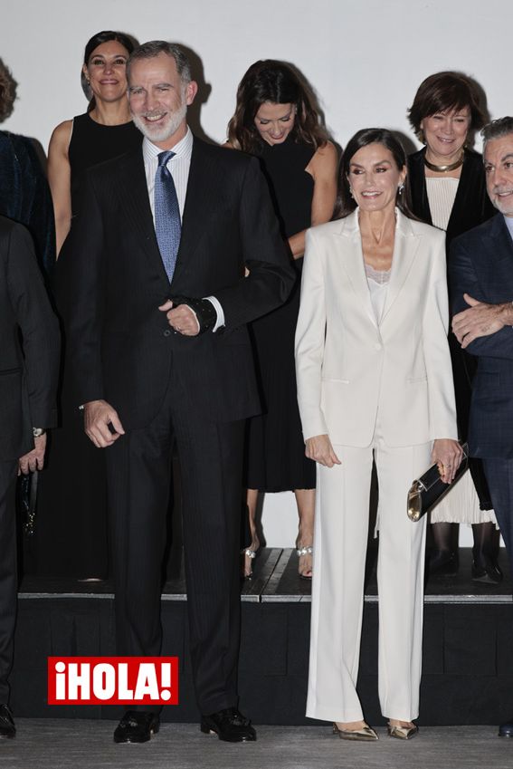 La reina Letizia hace un guiño a Leonor y actualiza su traje blanco en los Premios Francisco Cerecedo 2023