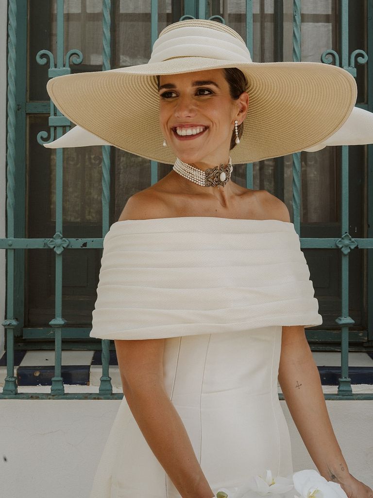 Novia con choker de perlas