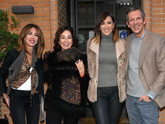 Imagen de Joaquín Prat con sus compañeras de cadena 