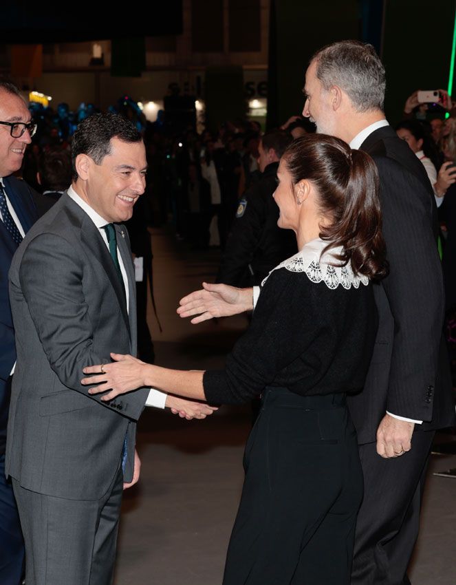 Juanma Moreno, presidente de Andalucía con los Reyes