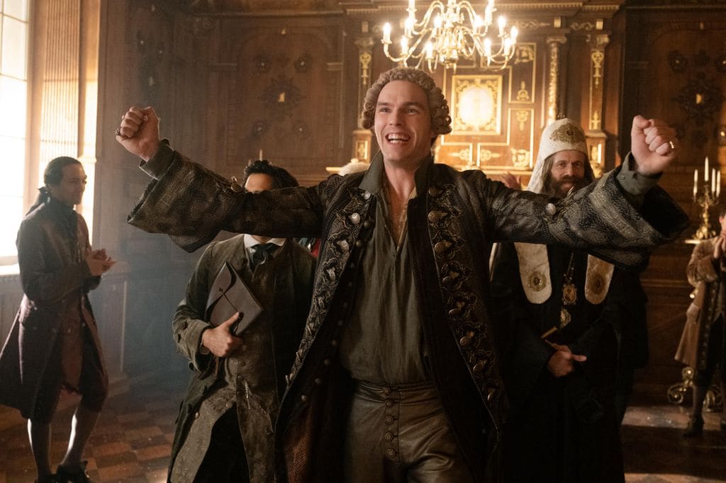 Nicholas Hoult da vida a Pedro III, un emperador excéntrico y, en ocasiones, grotesco