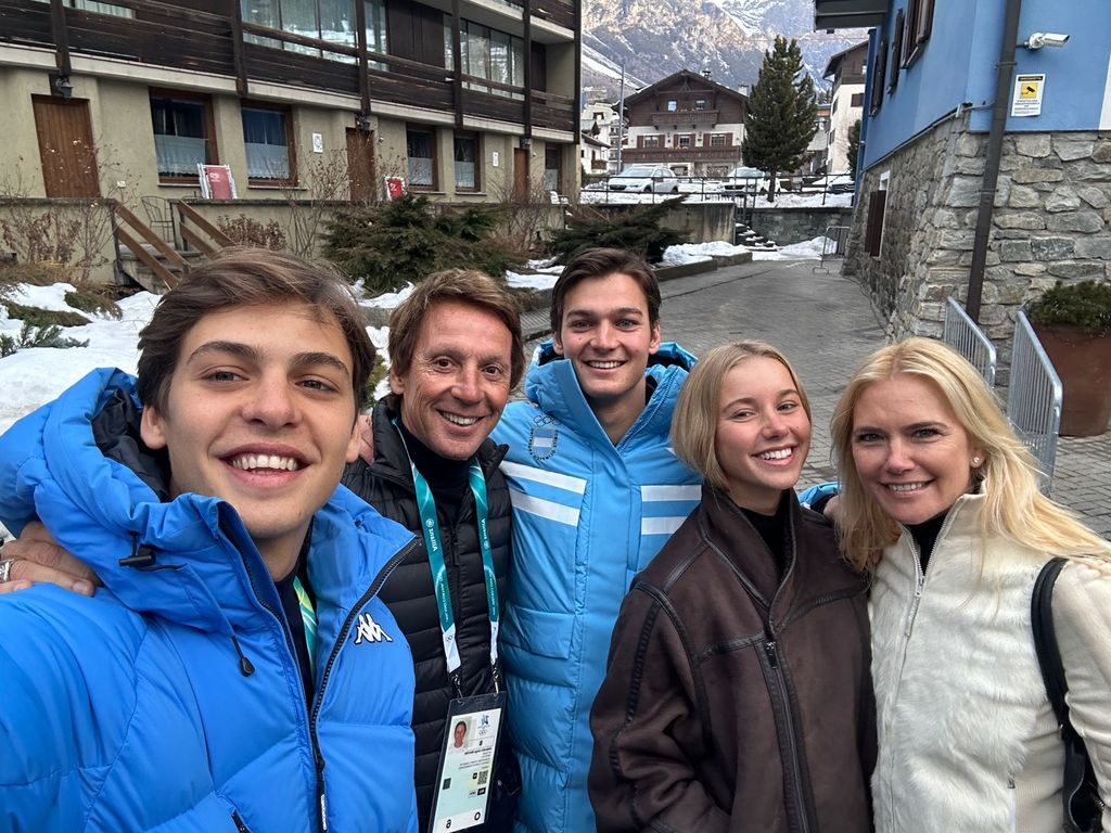 Valeria Mazza, con su marido y sus hijos en Italia