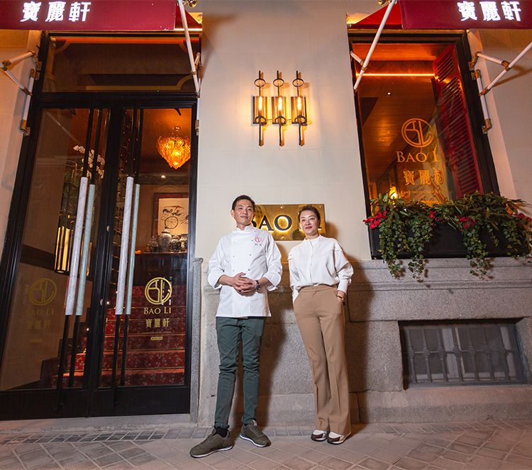 Hermanos Bao en la puerta de Bao Li