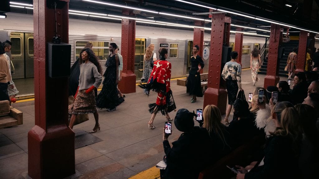 Chanel desfile Metiers D'art 2026 en el metro de Nueva York