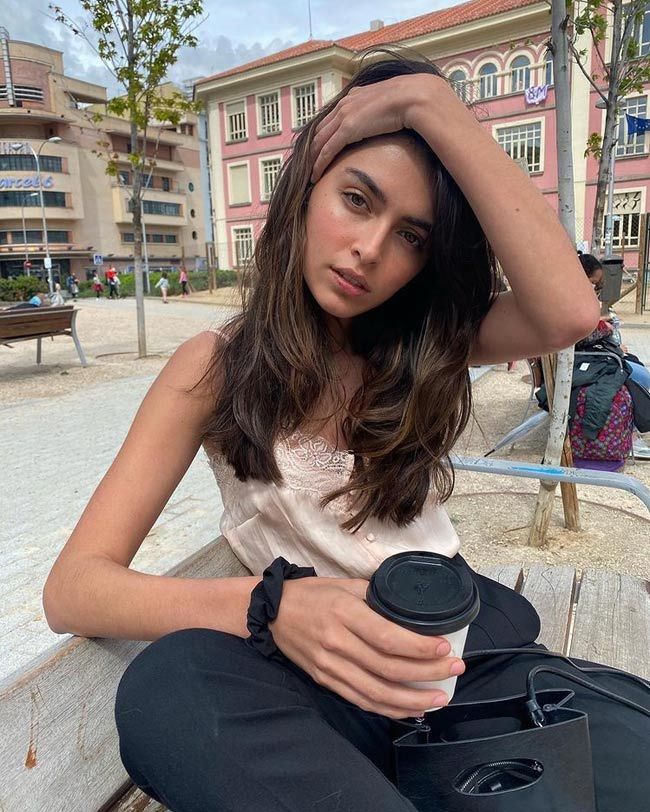 Lucía Rivera con look sencillo