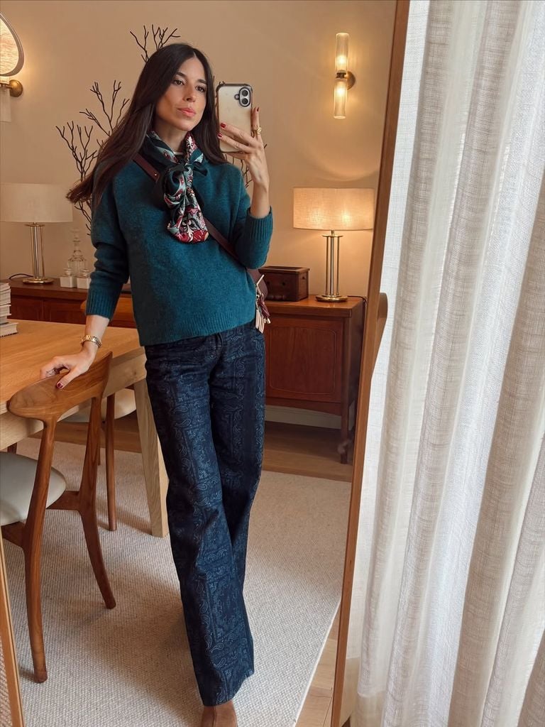 Los looks premamá de Laura Corsini con falda midi que puedes llevar con botas en otoño estés o no embarazada
