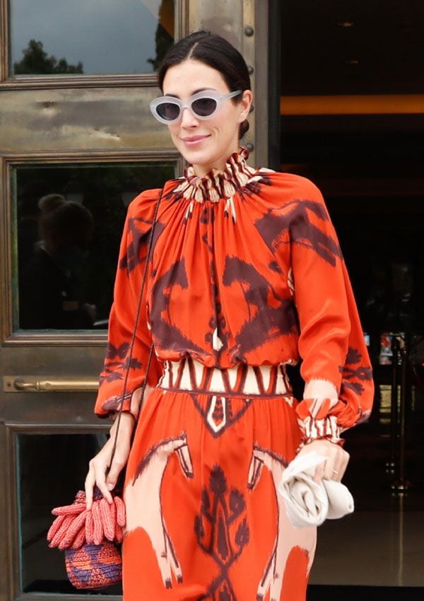 Sassa de Osma con vestido estampado y gafas de sol en Athenas