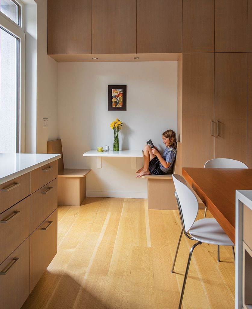 Rincón de ‘office’ y para muchas más actividades que comer, en una cocina luminosa