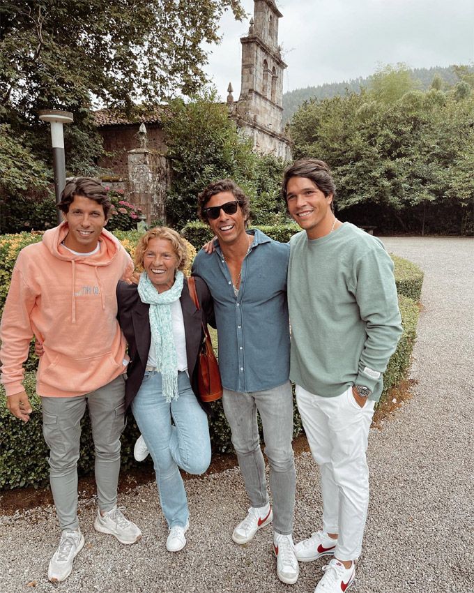 Pablo Castellano con su madre, Patricia de la Serna, y sus hermanos