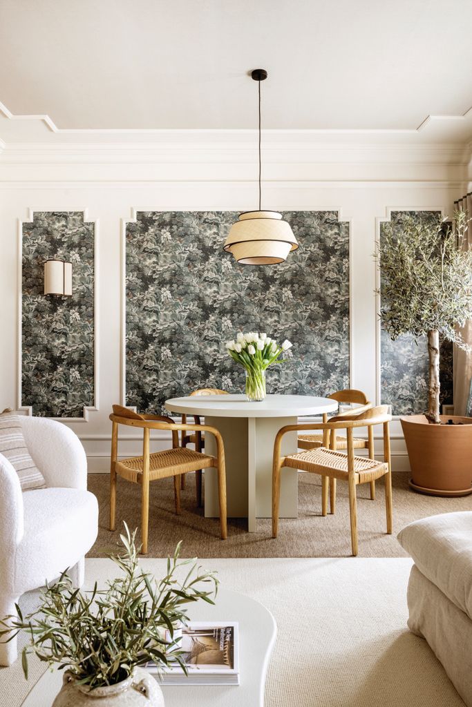 Pared del comedor decorada con papel pintado y molduras