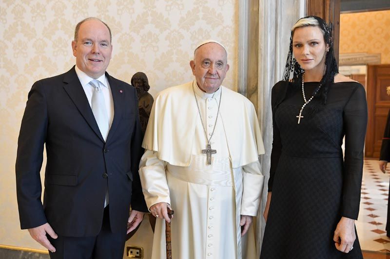 Charlene y Alberto de Mónaco con el Papa
