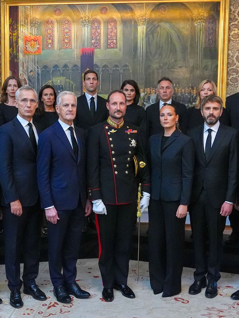 El rey Haakon de Noruega (centro-izquierda) y la princesa Ingrid Alexandra de Noruega (centro-derecha) posan para una fotografía con miembros del gobierno, incluido el primer ministro, tras una reunión extraordinaria del Consejo de Ministros en el Palacio Real de Oslo el 28 de agosto de 2026, a raíz del fallecimiento del rey Harald V de Noruega. 
