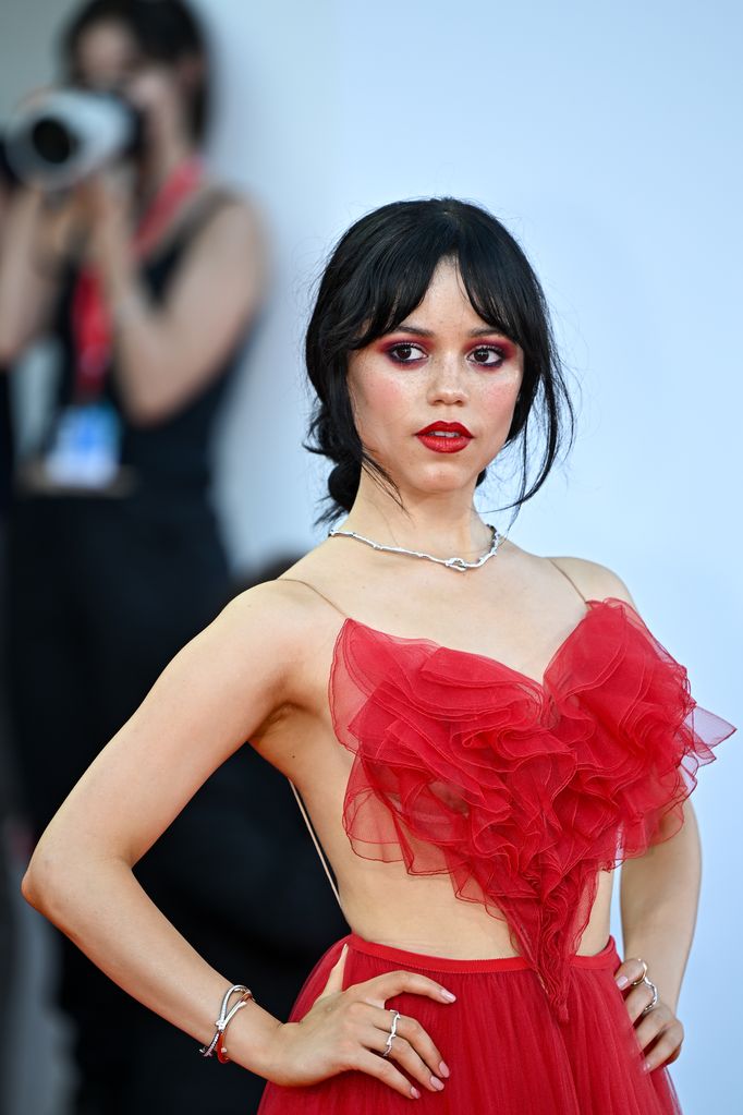 Jenna Ortega asiste a la alfombra roja de la película «Beetlejuice Beetlejuice» durante el 81º Festival Internacional de Cine de Venecia el 28 de agosto de 2024 en Venecia, Italia.