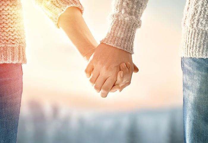 pareja feliz dándose la mano