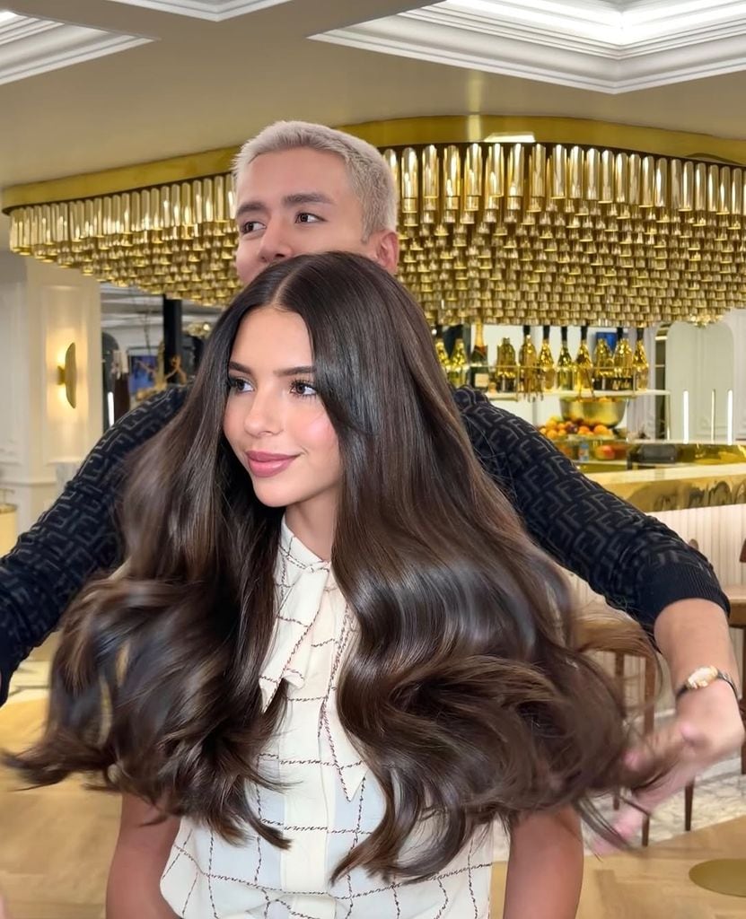 Micky fue el encargado del look de Ángela Aguilar con sus extensiones castañas.