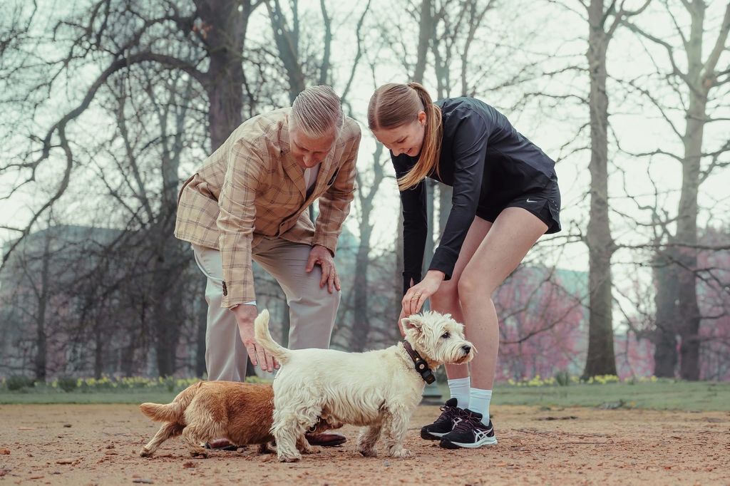 El rey Felipe junto a la princesa y sus mascotas