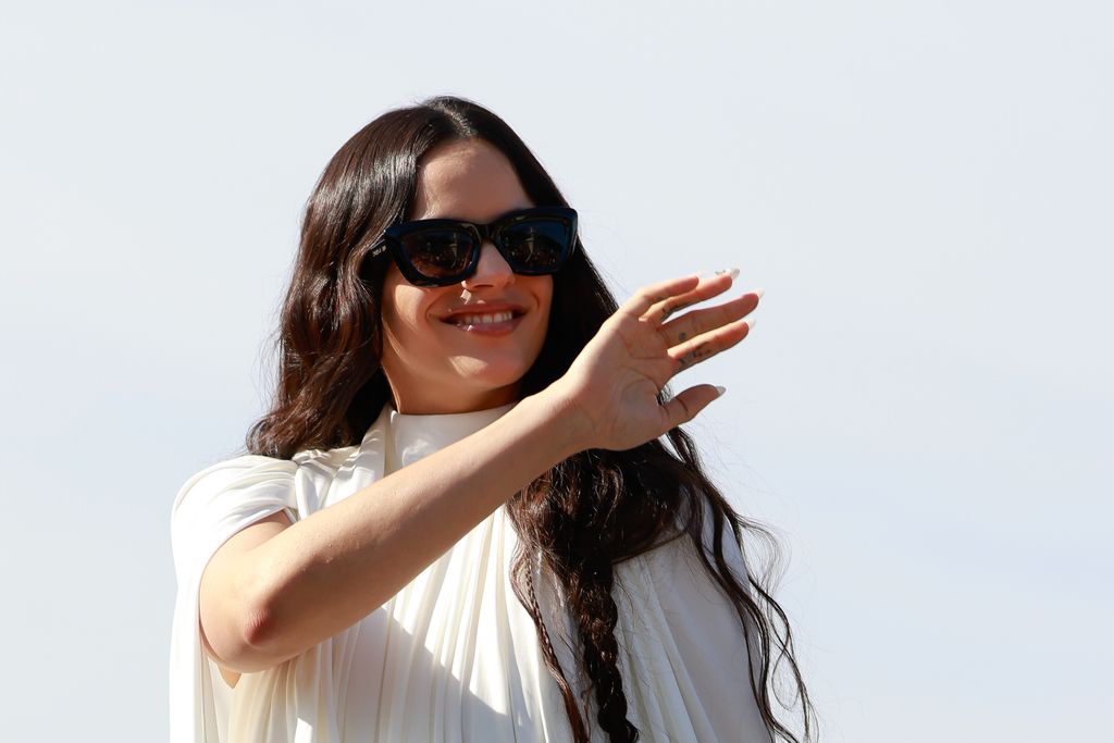 rosalia saludando